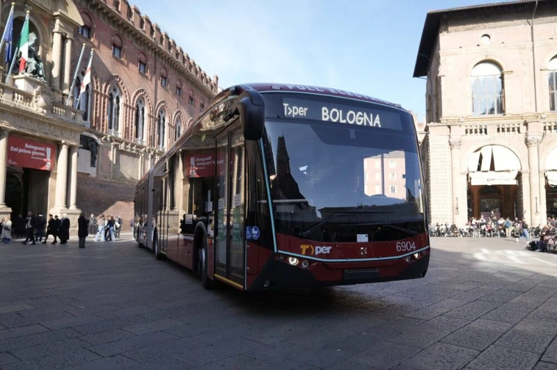 Italy Karsan Delivers 18-Metre e-ATA Electric Bus to Bologna _ Bus-News