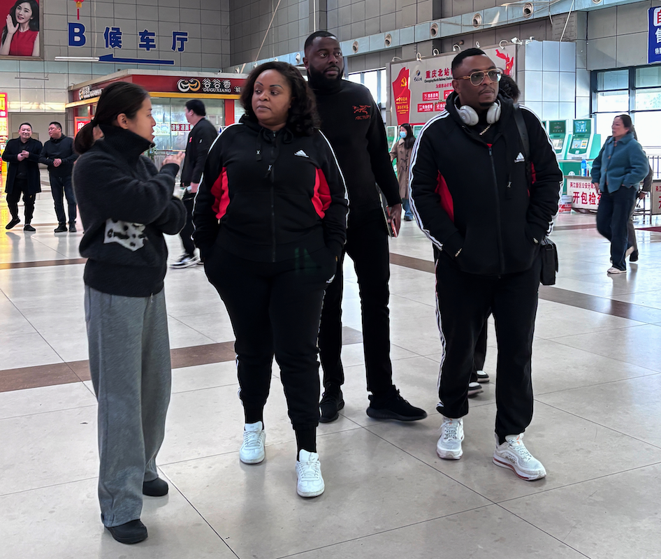 African clients discuss cooperation