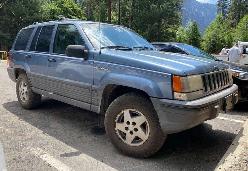1993 Jeep Grand Cherokee Laredo in Blue Satin Glow Metallic, front right, 08-08-2022 - PICRYL - Public Domain Media Search Engine Public Domain Search